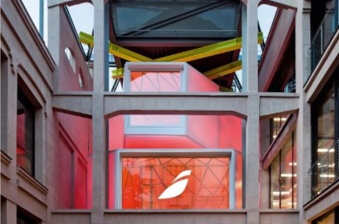  Popup de Iberia de 1000 metros cuadrados ubicada en el Espacio Cultural Serrería Belga, junto al Paisaje de la Luz