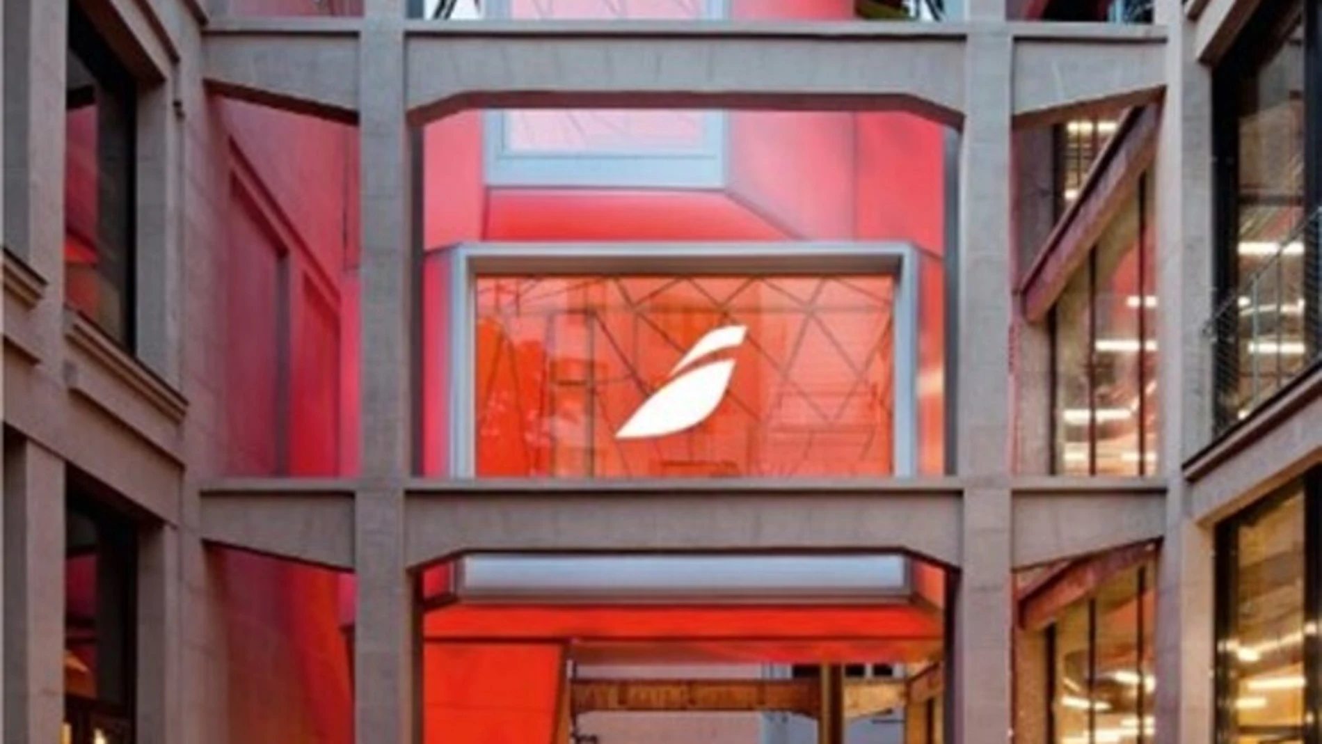 Popup de Iberia de 1000 metros cuadrados ubicada en el Espacio Cultural Serrería Belga, junto al Paisaje de la Luz