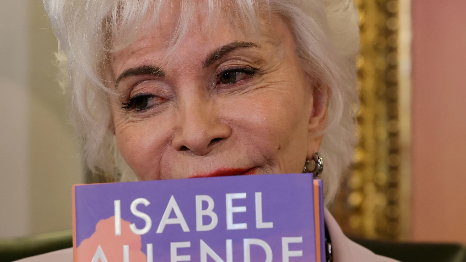 MADRID, 21/05/2025.- La escritora chilena Isabel Allende presenta este miércoles en Madrid su nueva novela, 'Mi nombre es Emilia del Valle', una historia de amor y guerra protagonizada por una mujer que sobrevive y se reinventa, un personaje de una saga, Del Valle, que empezó con 'La casa de los espíritus'. EFE/ Zipi