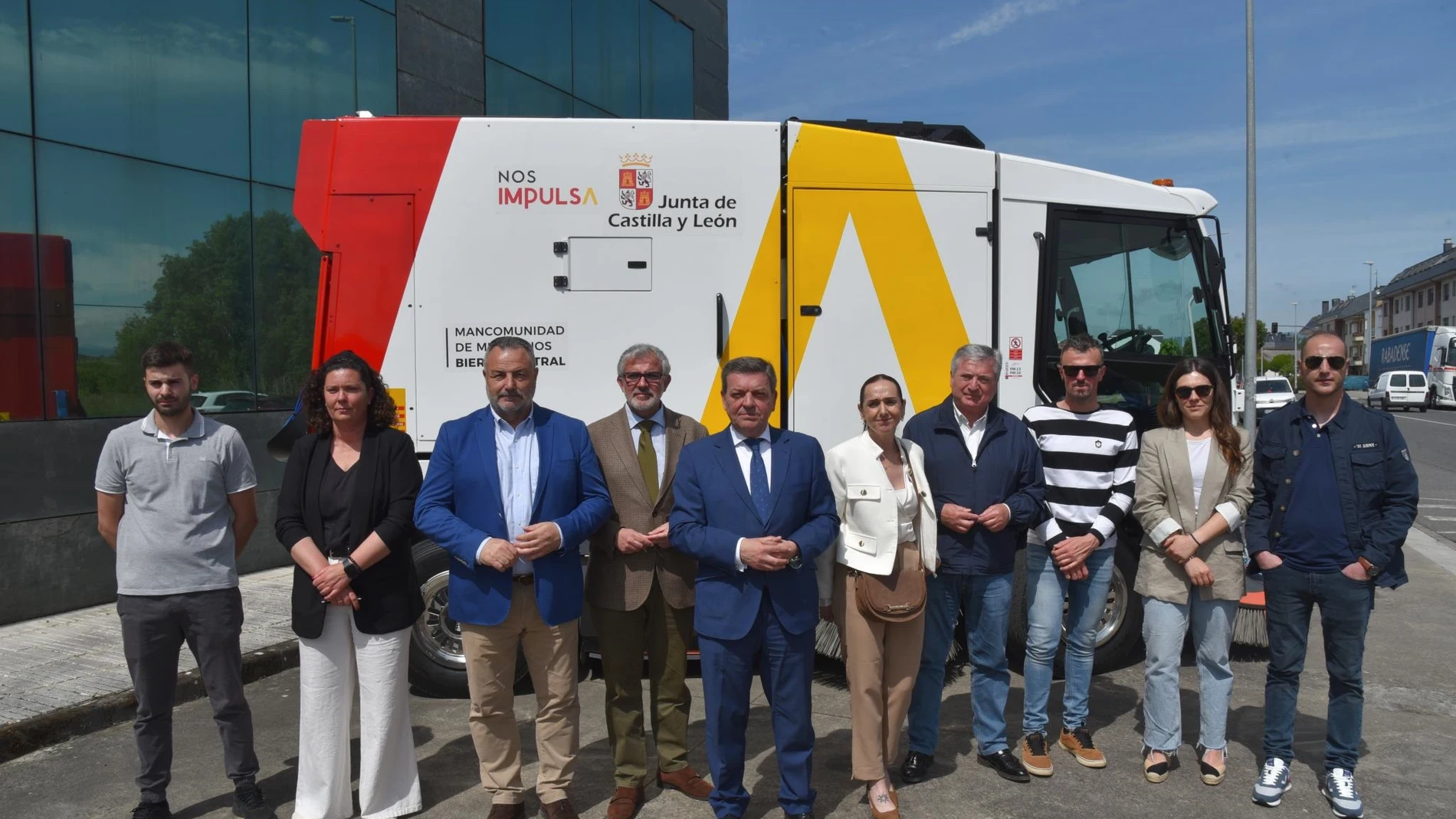 El consejero de la Presidencia, Luis Miguel González Gago, ha asistido al acto de entrega y puesta en servicio de una nueva máquina barredora para la mancomunidad leonesa de Bierzo Central.