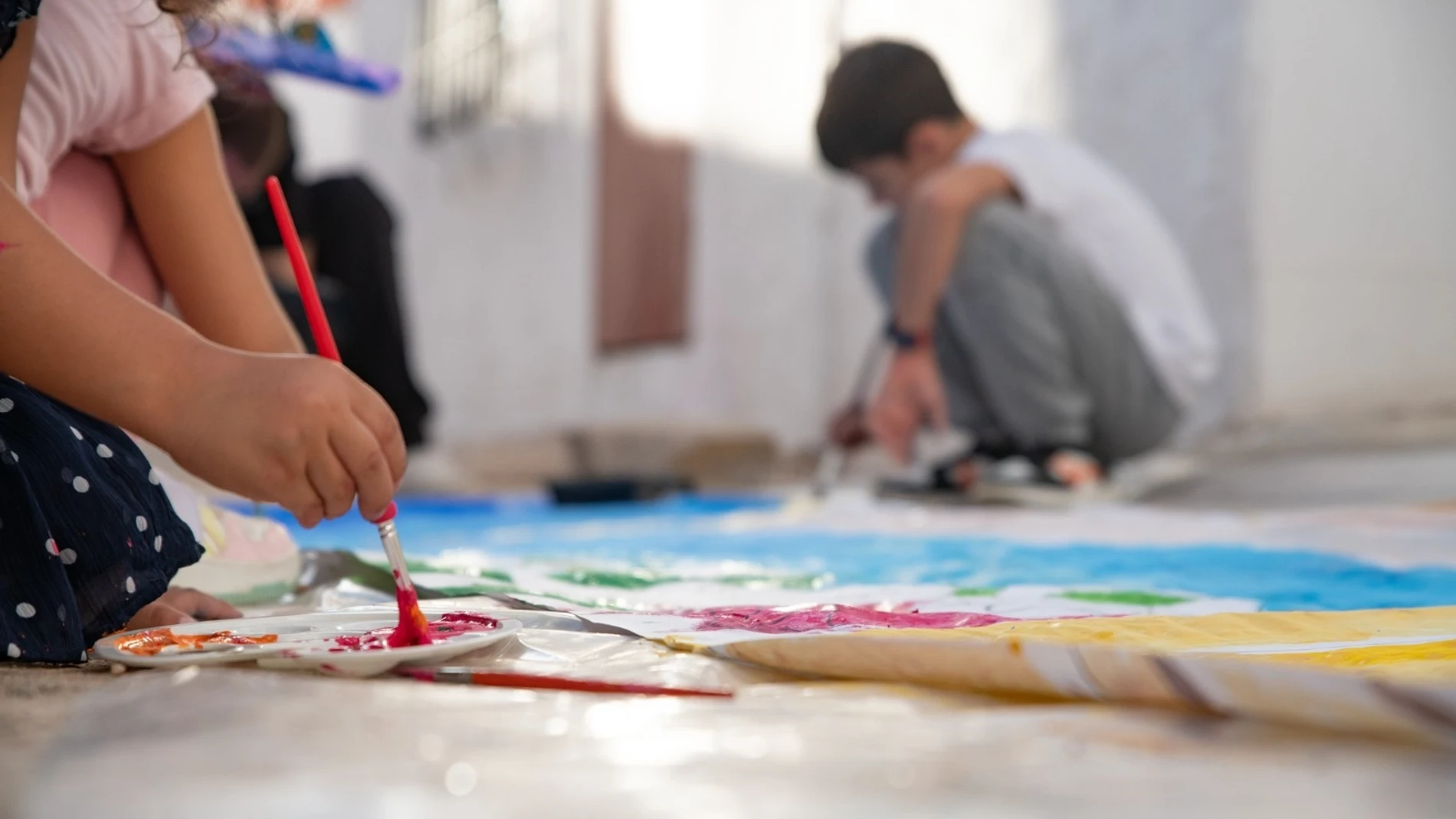 En Andalucía, hay más de 2.600 niños tutelados en centros de protección que buscan una familia de acogida