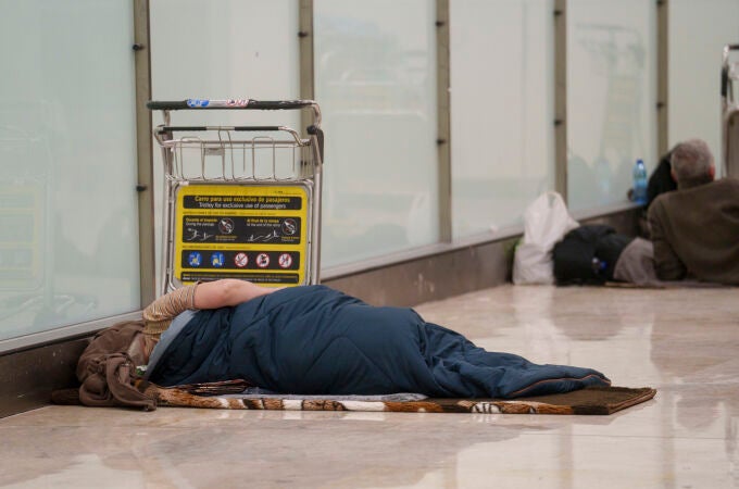 Personas sin techo al Aeropuerto de Madrid Barajas. David Jar