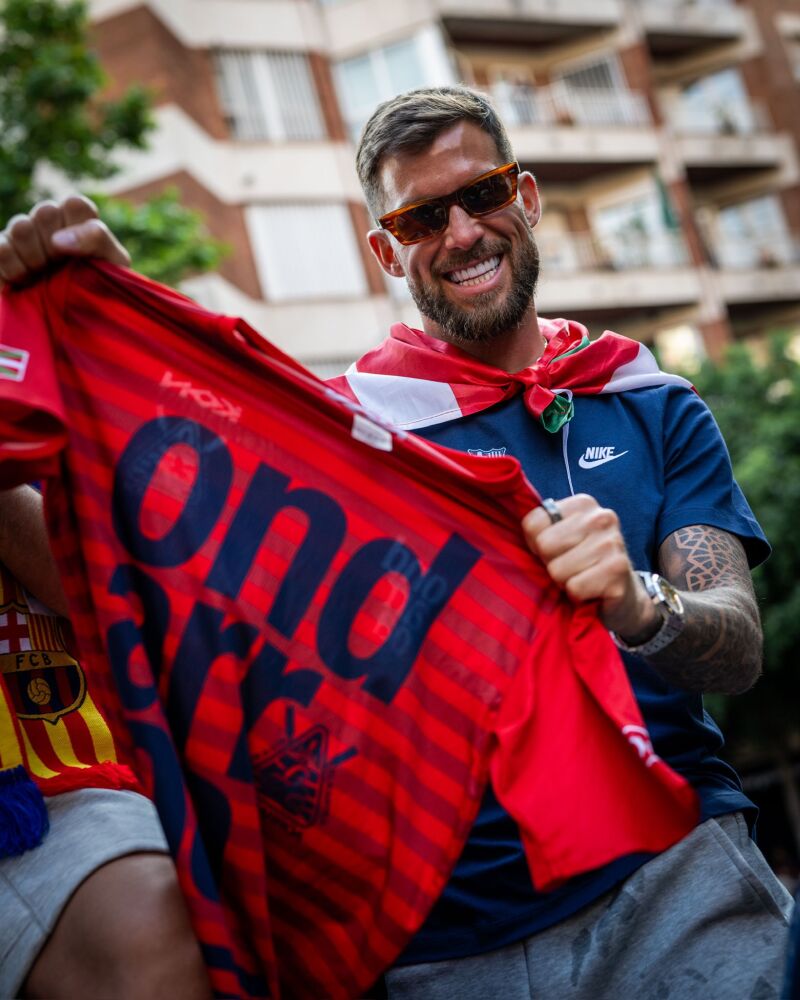 Íñigo Martínez, con la camiseta del club de remo de su pueblo, el Ondarroa Arraun Elkartea