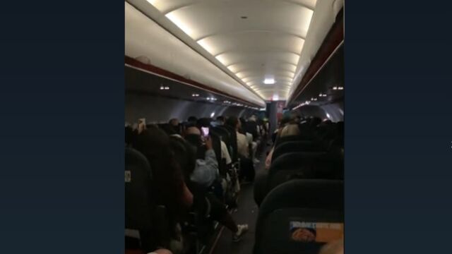 Una pasajera denuncia un vuelo “salvaje” rumbo a Ibiza: “Tomaban pastillas con alcohol y se pegaban entre ellos”