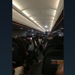 Una pasajera denuncia un vuelo “salvaje” rumbo a Ibiza: “Tomaban pastillas con alcohol y se pegaban entre ellos”
