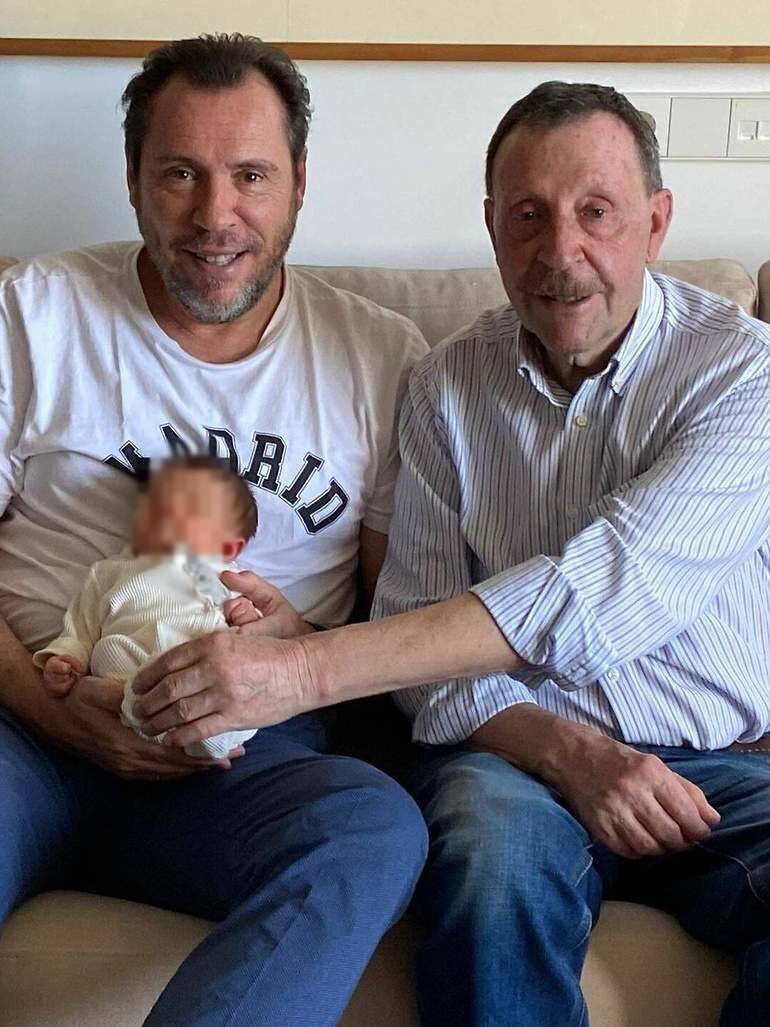 Óscar Puente junto a su padre y su hijo recién nacido
