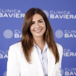 Nuria Roca con blazer blanca.