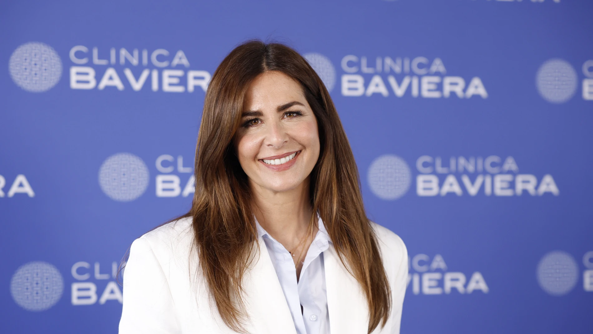 Nuria Roca con blazer blanca.