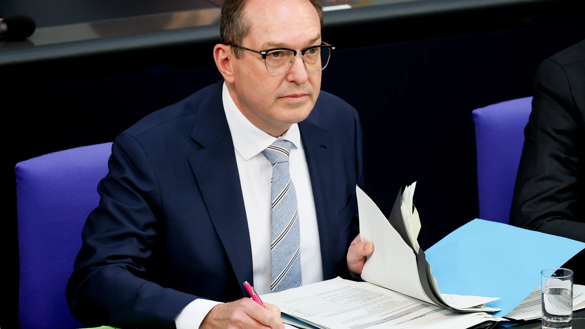 Berlin (Germany), 21/05/2025.- German Interior Minister Alexander Dobrindt attends a 'question hour' in the German parliament, Bundestag, in Berlin, Germany, 21 May 2025. (Alemania) EFE/EPA/FILIP SINGER