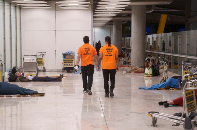 Personas sin techo al Aeropuerto de Madrid Barajas. David Jar