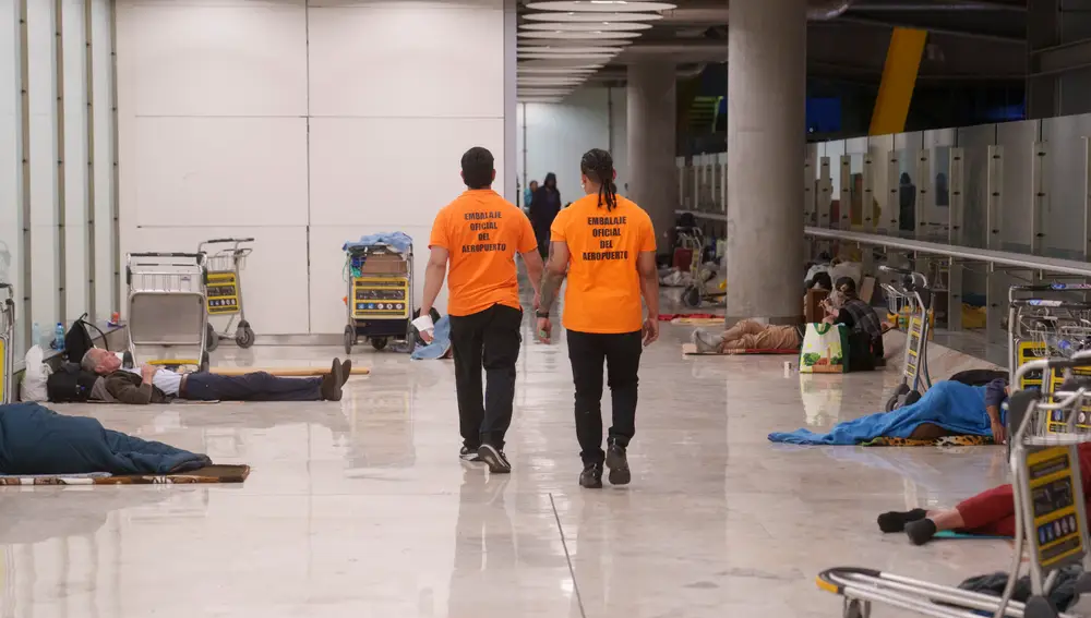 Personas sin techo al Aeropuerto de Madrid Barajas. David Jar