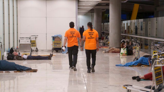 Personas sin techo al Aeropuerto de Madrid Barajas. David Jar