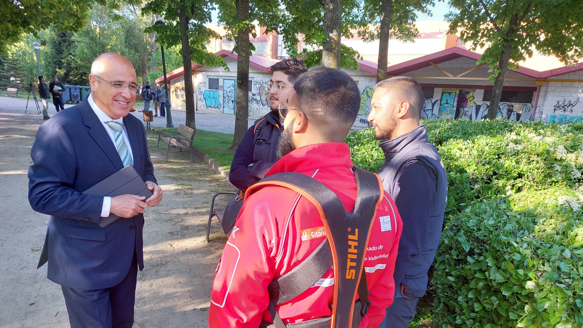 El subdelegado del Gobierno en Valladolid, Jacinto Canales, visita a los jóvenes que están aprendiendo de la mano del Servicio Público de Empleo Estatal -SEPE- y la Fundación Secretariado Gitano