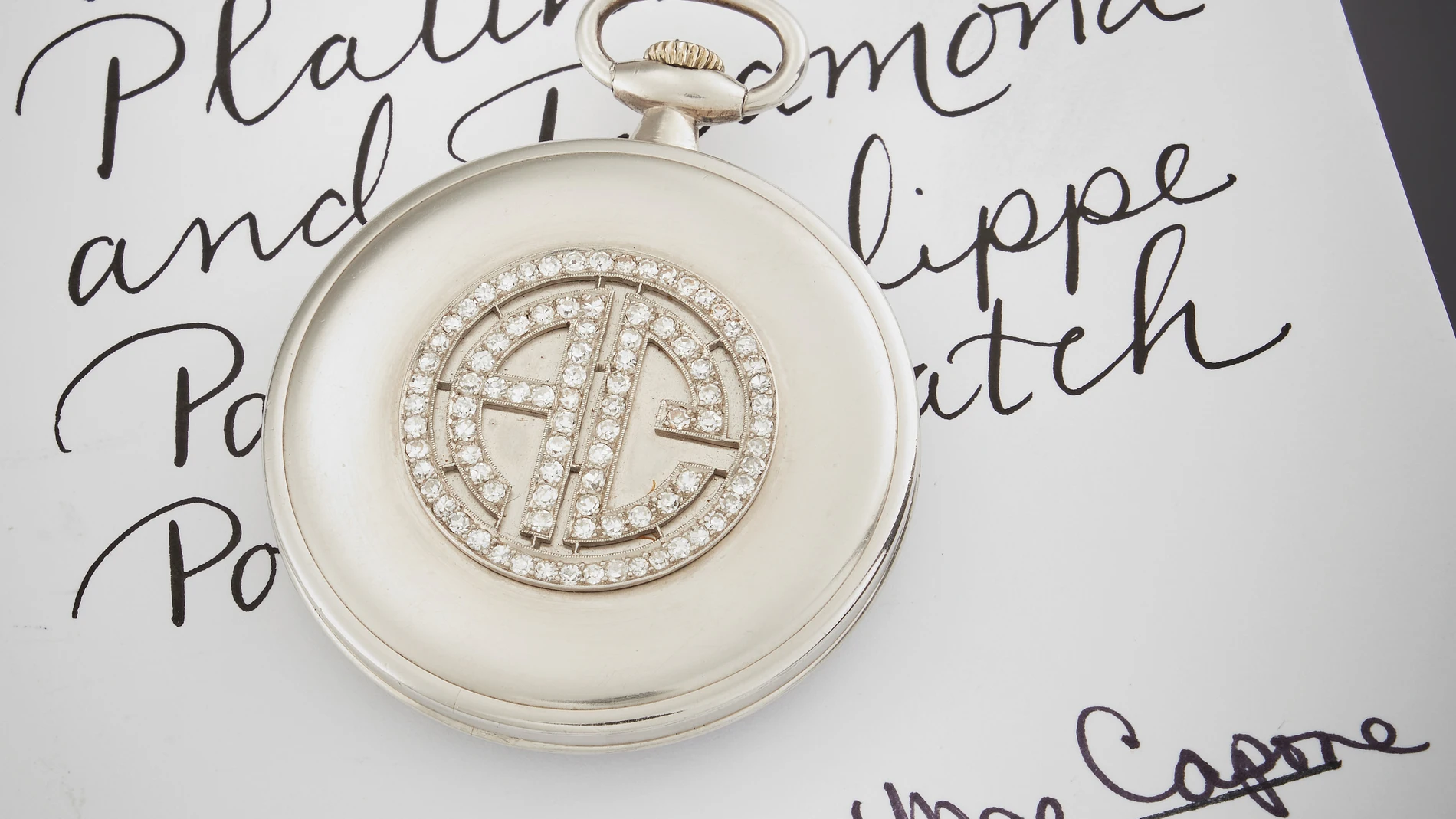 USA2693. NUEVA YORK (ESTADOS UNIDOS), 21/05/2025.- Fotografía cedida por Sotheby's donde se muestra una hoja con la firma de la nieta del mafioso Al Capone, Barbara Mae Capone y un reloj marca Patek Phillipe, con las iniciales AC de su propietario el mafioso Al Capone, que sale a subasta en Nueva York (Estados Unidos). Al Capone, el temido jefe de la mafia de Chicago, era conocido también por su estilo extravagante y gustos lujosos, que incluían un reloj de bolsillo Patek Phillipe, que será s...