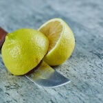 Guarda las cáscaras del limón: el repelente natural con el que puedes proteger a tus plantas