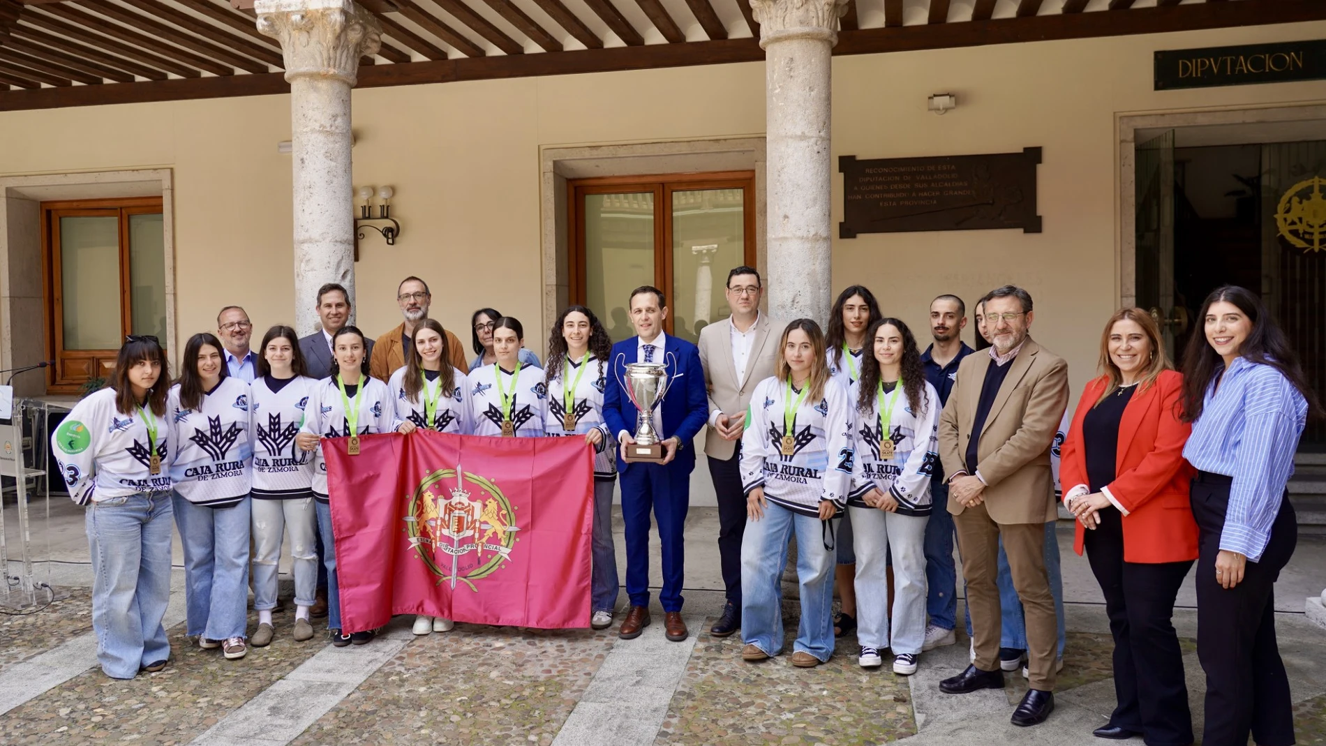 El presidente de la Diputación de Valladolid, Conrado Íscar, acompañado de los portavoces de todos los grupos de la institución, reciben a Las Panteras