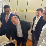 El conselleiro José González, hoy, en la archidióscesis de Santiago. 