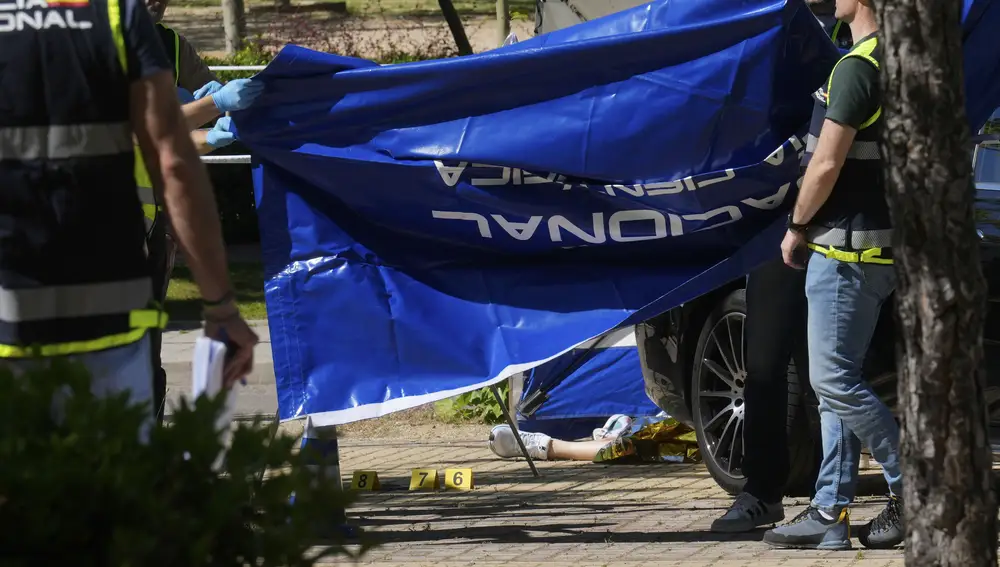 La policía Nacional trabaja en el lugar donde un hombre de 52 años ha sido asesinado este miércoles tras recibir varios disparos frente al colegio Americano de Pozuelo de Alarcón (Madrid). El fallecido, de nacionalidad ucraniana, había dejado en el centro a sus hijos. Fuentes policiales han indicado a EFE que la víctima es una ciudadano ucraniano que en torno a las nueve y cuarto de la mañana se encontraba junto a su vehículo frente al colegio Americano situado en Pozuelo tras dejar a sus hijos, según han señalado algunos padres de otros alumnos.