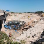 Imagen del camión tras caer por el puente