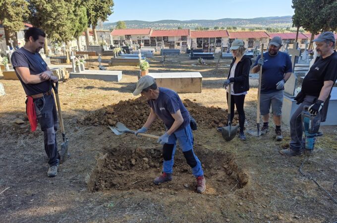 Buscan en el cementerio de Almadén (Ciudad Real) los restos de un republicano muerto bajo custodia en una cárcel franquista. 