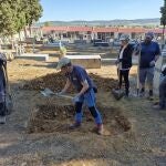 Buscan en el cementerio de Almadén (Ciudad Real) los restos de un republicano muerto bajo custodia en una cárcel franquista. 