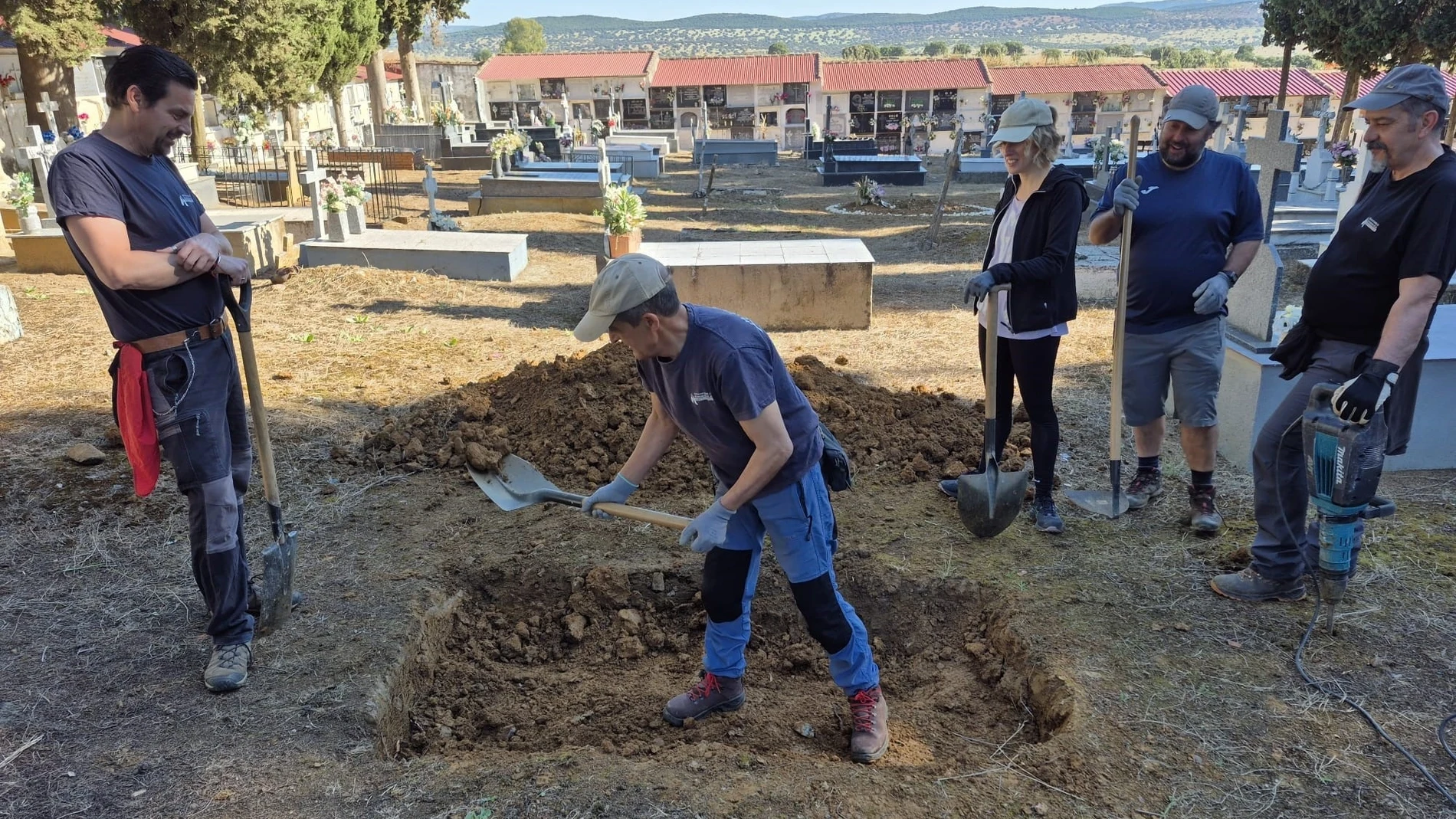 Buscan en el cementerio de Almadén (Ciudad Real) los restos de un republicano muerto bajo custodia en una cárcel franquista.