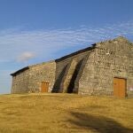 Así es la ermita sobre la que se pueden ver las cuatro provincias gallegas