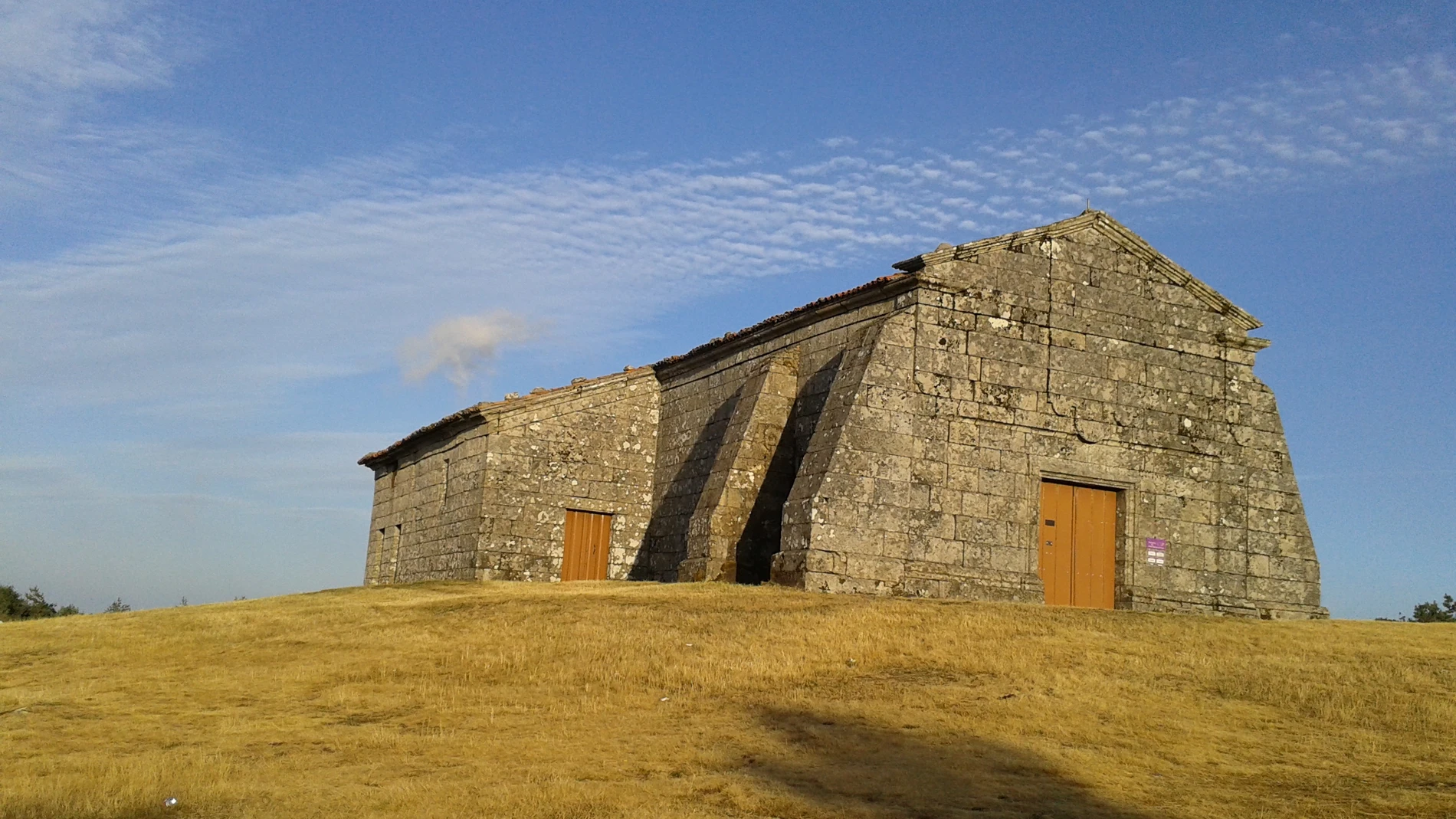 Así es la ermita sobre la que se pueden ver las cuatro provincias gallegas