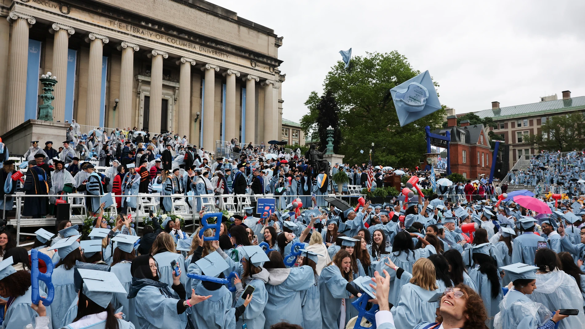 NEW YORK (United States), 21/05/2025.- Students cheer as they attend Columbia University commencement ceremony on Columbia's main campus, in Manhattan, New York City, New York, USA, 21 May 2025. (Nueva York) EFE/EPA/JEENAH MOON / POOL