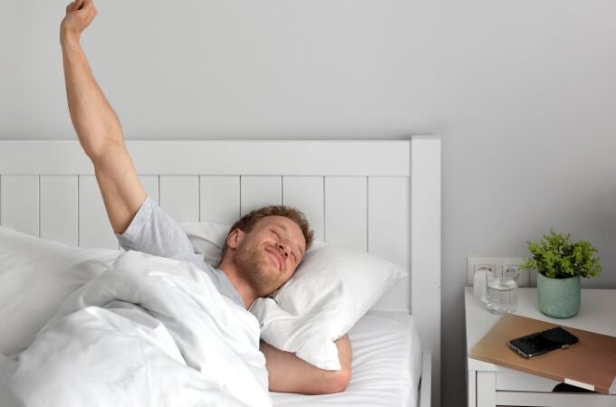 Si te despiertas a la misma hora todas las mañanas sin alarma, la psicología dice que probablemente exhibes estos 8 rasgos
