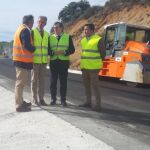  El director general de Carreteras e Infraestructuras, Jesús Félix Puerta, comprueba una carretera de Ávila que ha sido mejorada junto a José Francisco Hernández y Luis Enrique Ortega