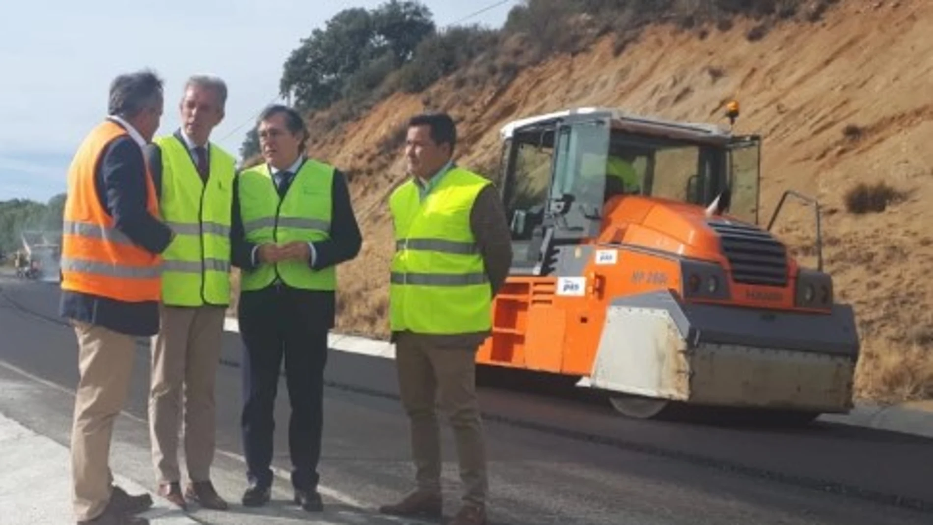 El director general de Carreteras e Infraestructuras, Jesús Félix Puerta, comprueba una carretera de Ávila que ha sido mejorada junto a José Francisco Hernández y Luis Enrique Ortega