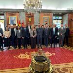 La alcaldesa de Burgos, Cristina Ayala, y la presidenta de ProBurgos, Andrea Ballesteros, junto a la delegación de la Embajada China