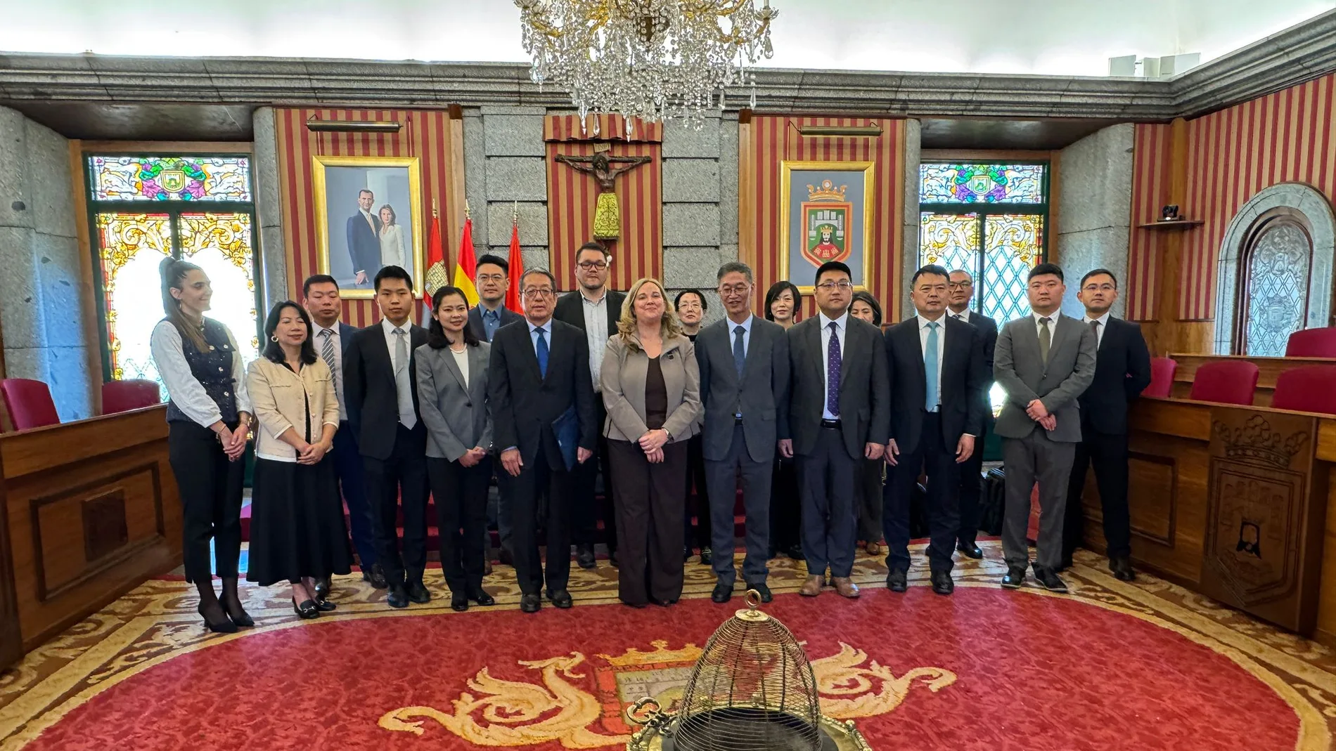 La alcaldesa de Burgos, Cristina Ayala, y la presidenta de ProBurgos, Andrea Ballesteros, junto a la delegación de la Embajada China