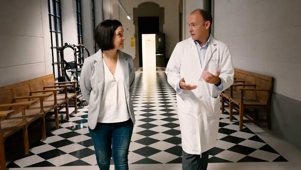 Laura Marín, Project Marketing Manager de Skeyndor, junto al Dr. Aleix Prat, director del Instituto de Oncología del Hospital Clínic