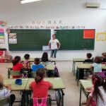 Una profesora da clases a alumnos de Primaria en un colegio público de Córdoba.