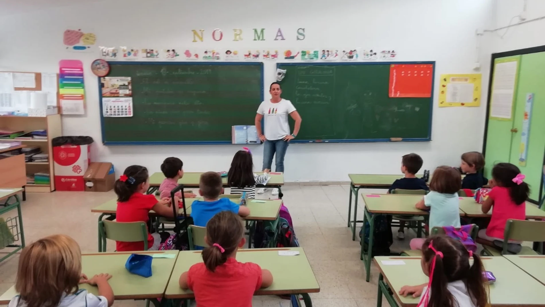 Una profesora da clases a alumnos de Primaria en un colegio público de Córdoba. EUROPA PRESS 21/05/2025