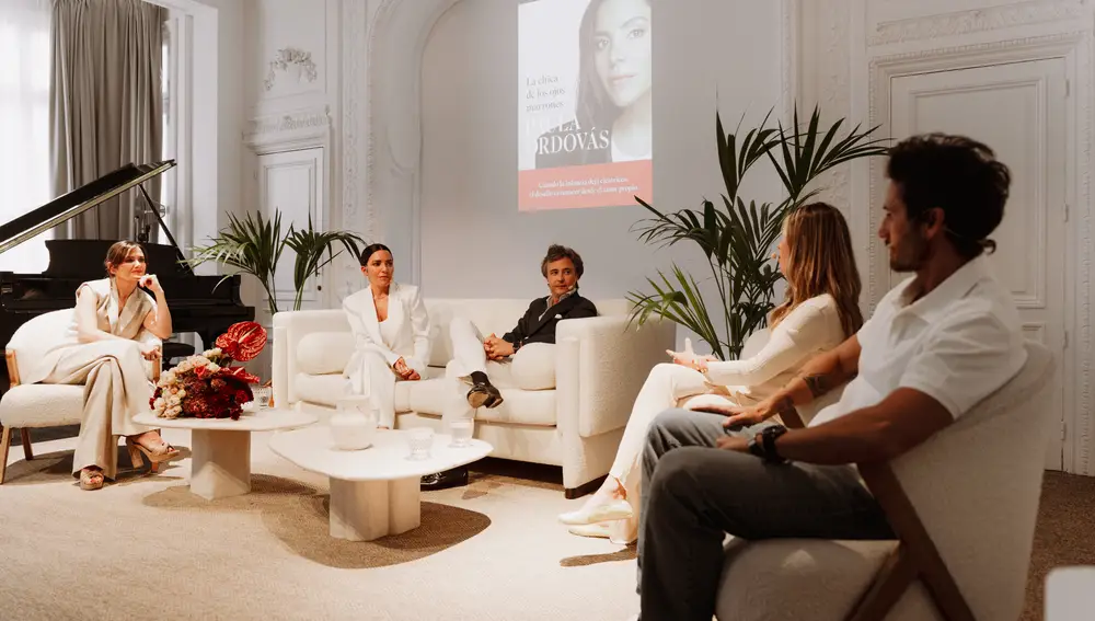 Presentación del libro "La chica de los ojos marrones" de Paula Ordovás en el Club Monteverdi de Madrid