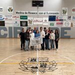 El alcalde de Medina de Rioseco, David Esteban, juntoa los representants de el CD Almirantes