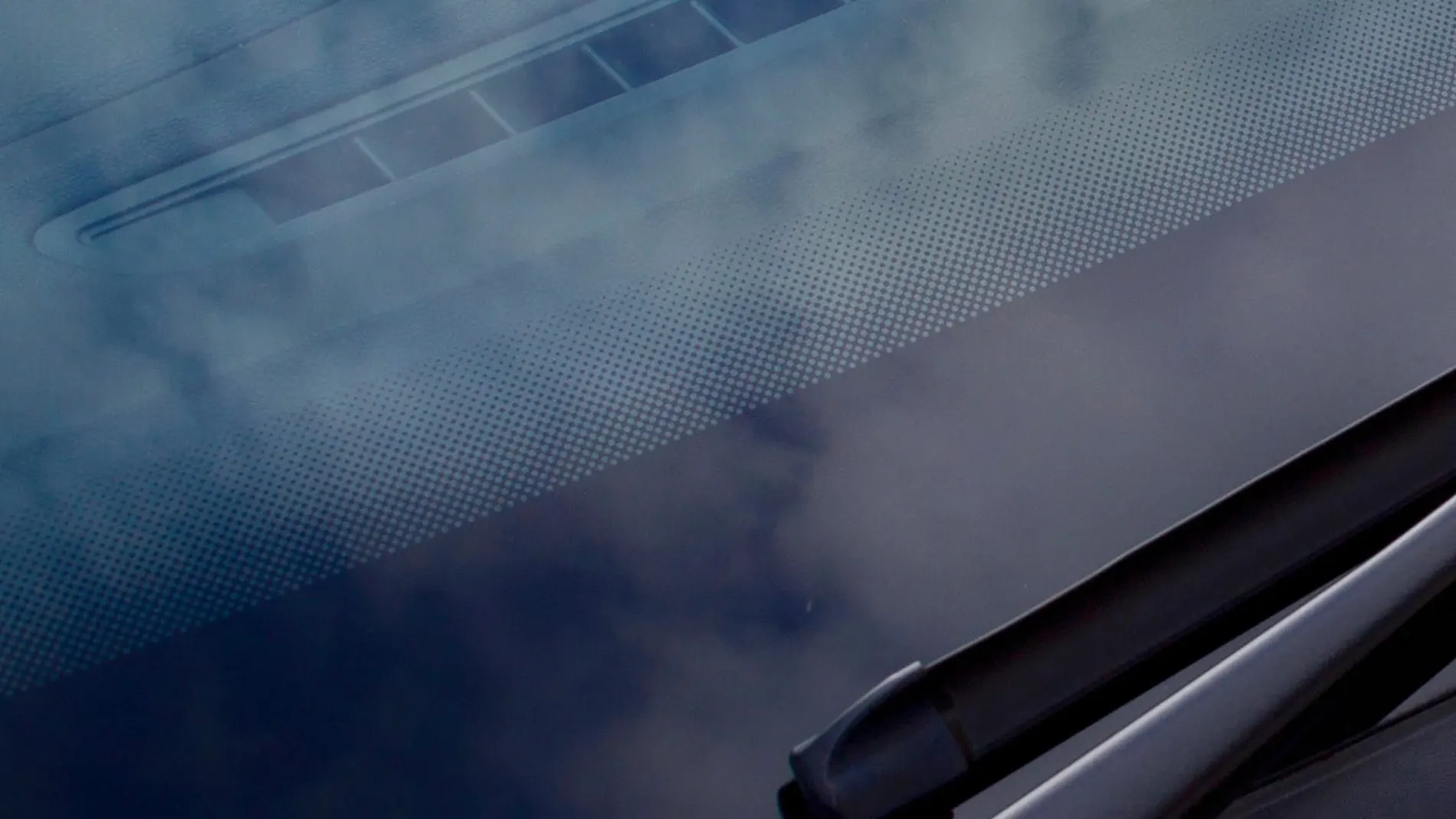 ¿Para qué sirven los puntos negros pequeños que están en el parabrisas del coche?