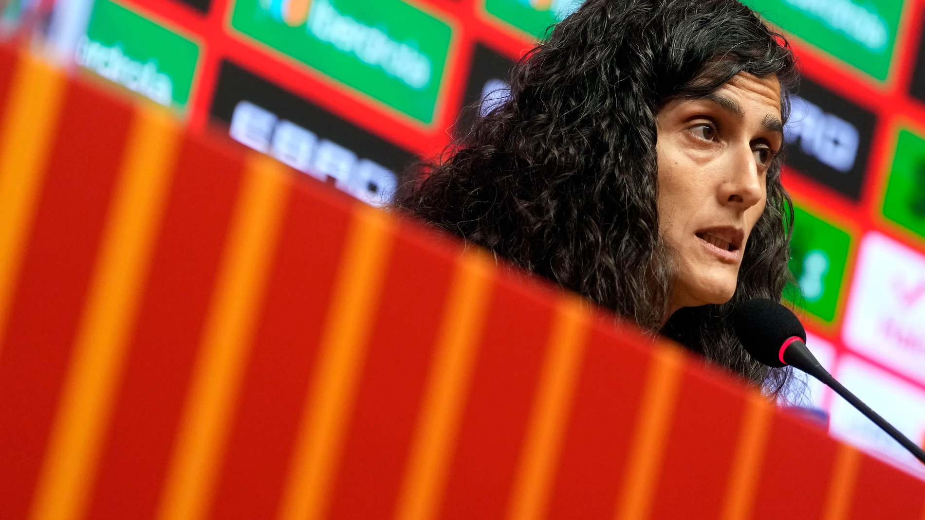 GRAFCAT8513. CORNELLÀ DE LLOBREGAT (BARCELONA), 21/05/2025.- La seleccionadora española, Montse Tomé, durante la rueda de prensa que ha ofrecido en el RCDE Stadium para anunciar la convocatoria para disputar las dos últimas jornadas de la Liga de las Naciones ante Bélgica e Inglaterra, una lista de 25 jugadoras en la que de nuevo se han quedado fuera la portera del Real Madrid Misa Rodríguez y la atacante del Tigres mexicano Jenny Hermoso. EFE/Enric Fontcuberta