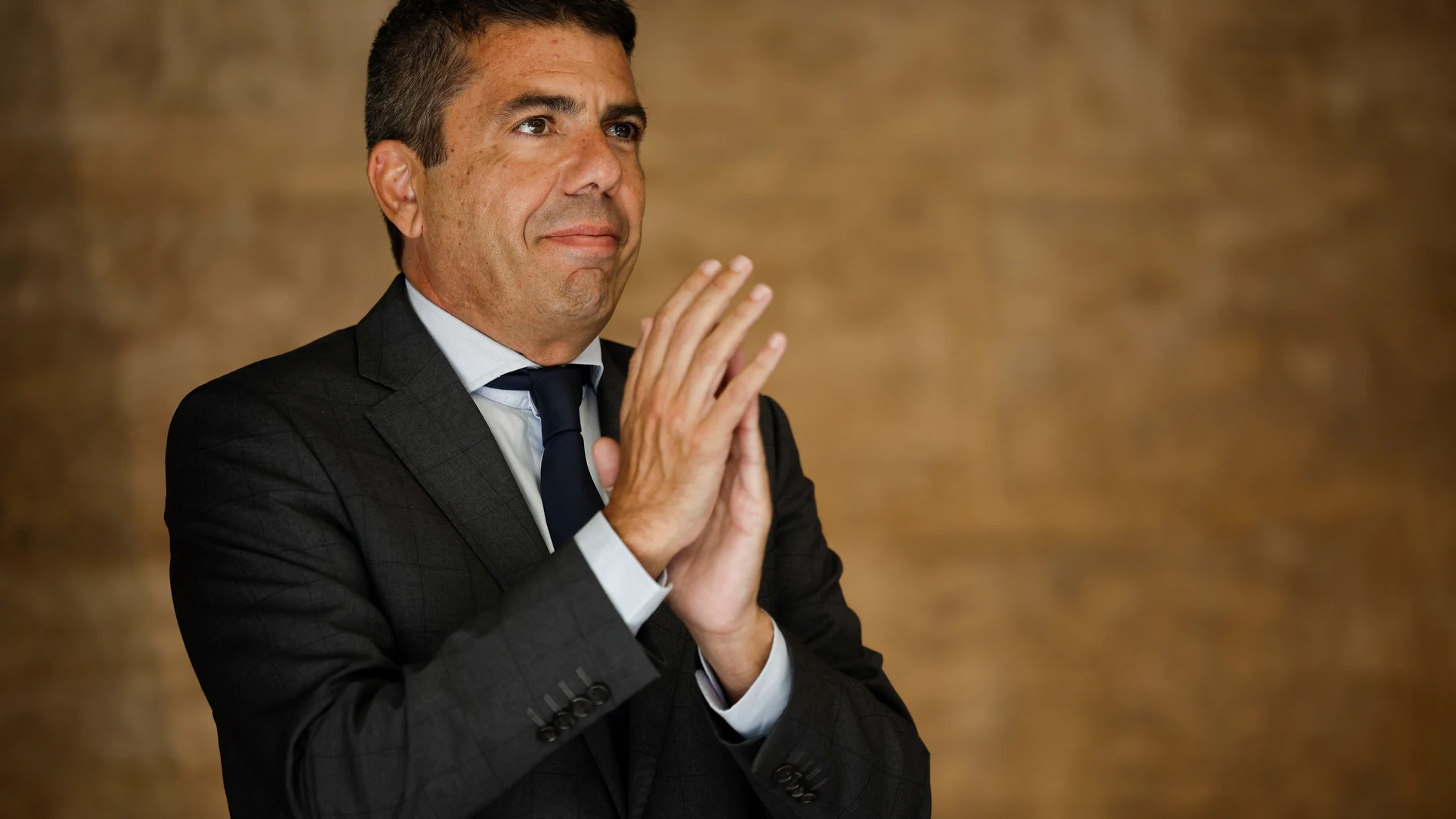 GRAFCVA7654. VALENCIA, 21/05/2025.- El president de la Generalitat, Carlos Mazón, durante la recepción al equipo de balonmano Horneo EÓN Alicante tras proclamarse campeón de la División de Honor Plata y lograr su ascenso a la liga Asobal. EFE/Biel Aliño