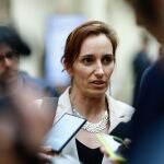 La ministra de Sanidad, Mónica García, atiende a la prensa durante la sesión de control al Gobierno celebrada por el pleno del Senado
