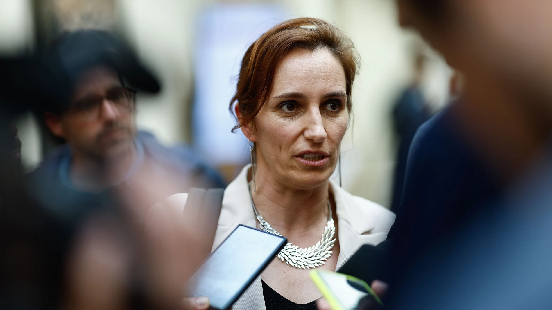 La ministra de Sanidad, Mónica García, atiende a la prensa durante la sesión de control al Gobierno celebrada por el pleno del Senado