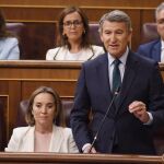 MADRID.-AMP.- Feijóo pregunta a Sánchez si "avala la gestión" de Cerdán y el presidente le afea que "difame a personas honestas"