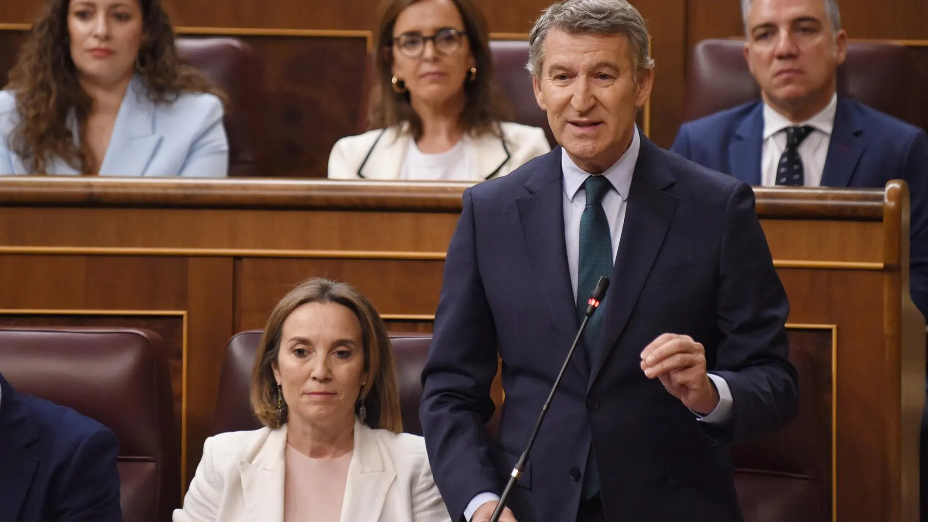 MADRID.-AMP.- Feijóo pregunta a Sánchez si "avala la gestión" de Cerdán y el presidente le afea que "difame a personas honestas"
