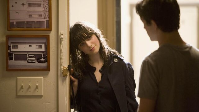 Zooey Deschanel mirando a Joseph Gordon-Levitt en una escena del filme 