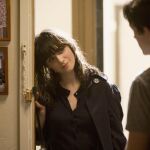 Zooey Deschanel mirando a Joseph Gordon-Levitt en una escena del filme 