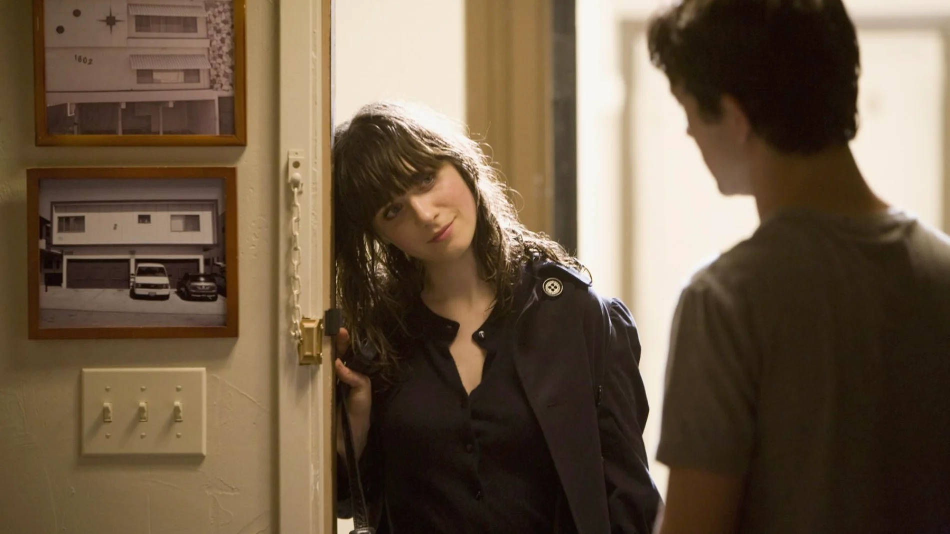 Zooey Deschanel mirando a Joseph Gordon-Levitt en una escena del filme