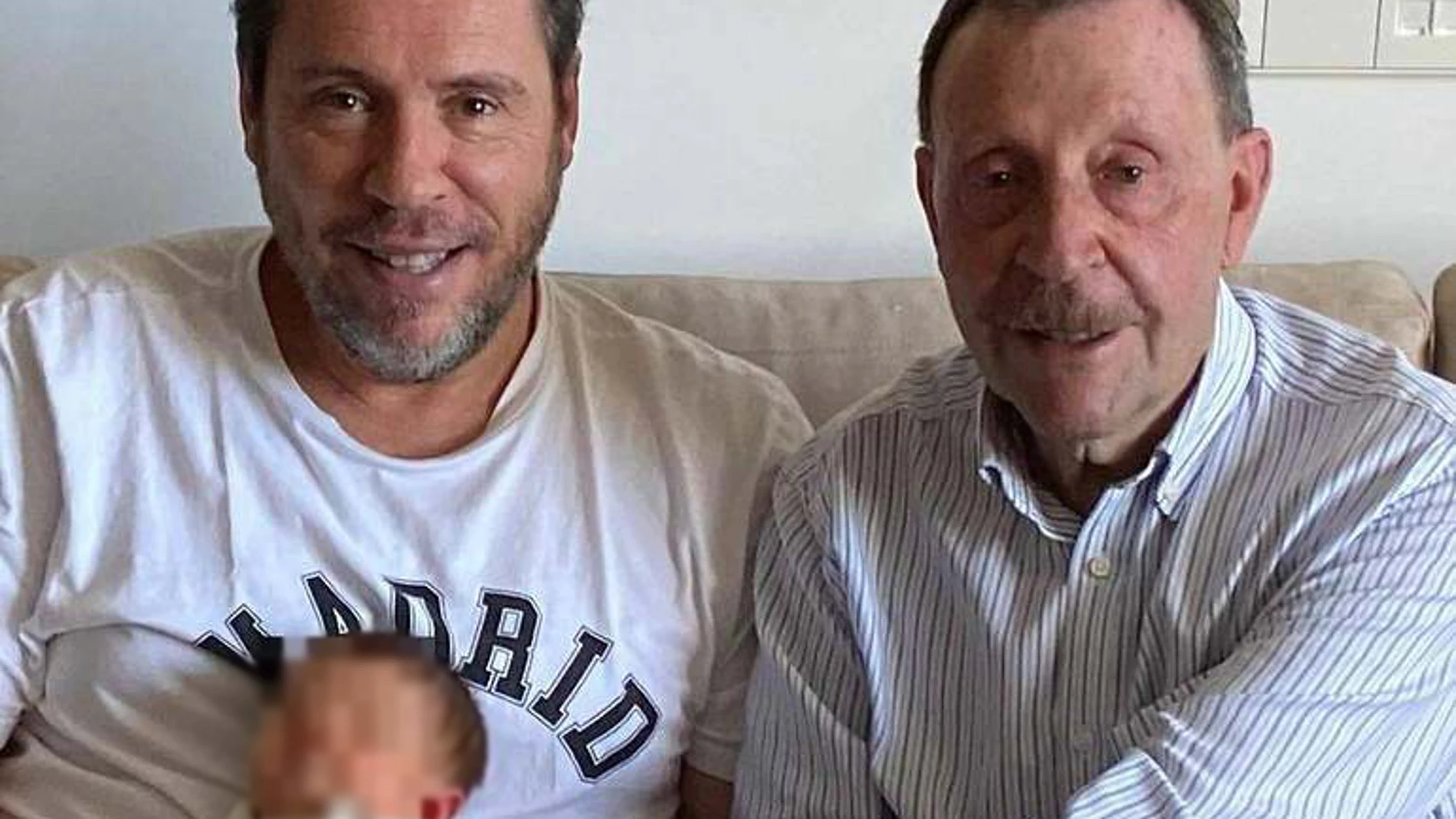 Óscar Puente junto a su padre y su hijo recién nacido
